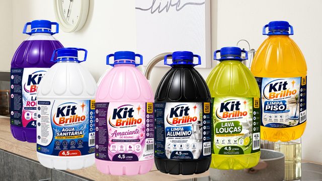 Galões de produtos de limpeza Kit Brilho lado a lado